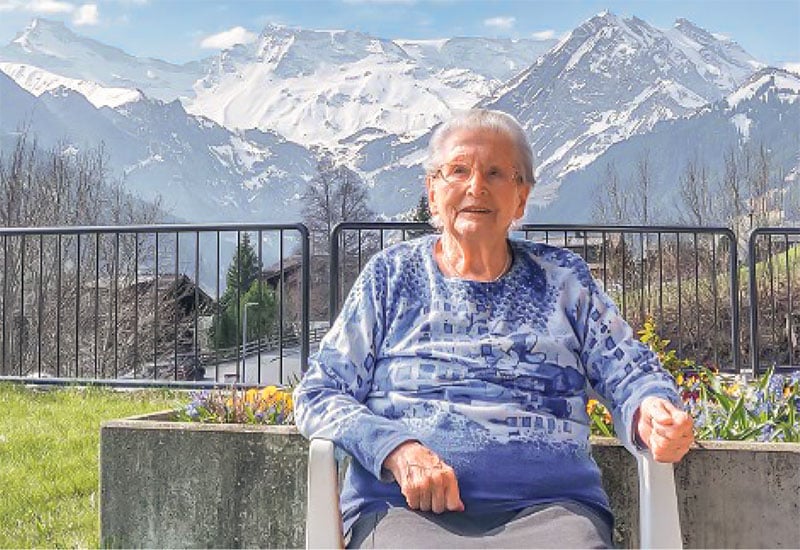 Seniorin vor dem Altersheim Adelboden